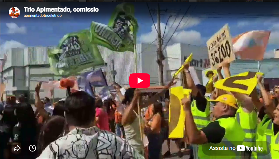 pessoas no comissio em frente ao trio eletrico